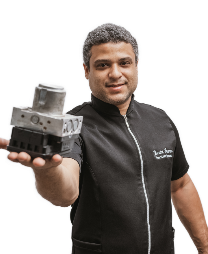 Pessoa Segurando Módulo de ABS