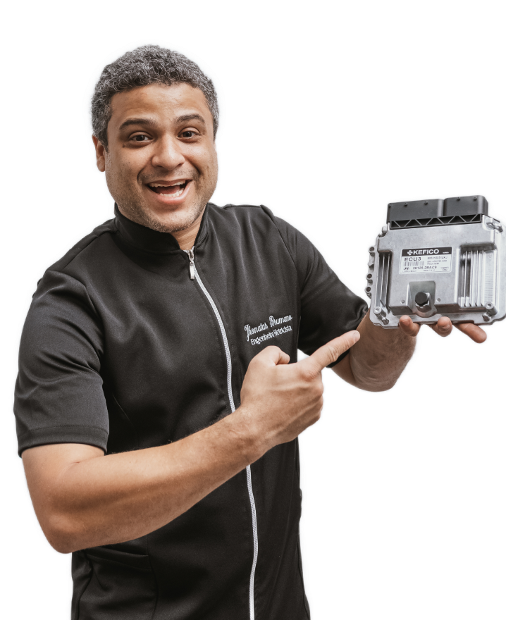 Pessoa segurando um módulo de injeção