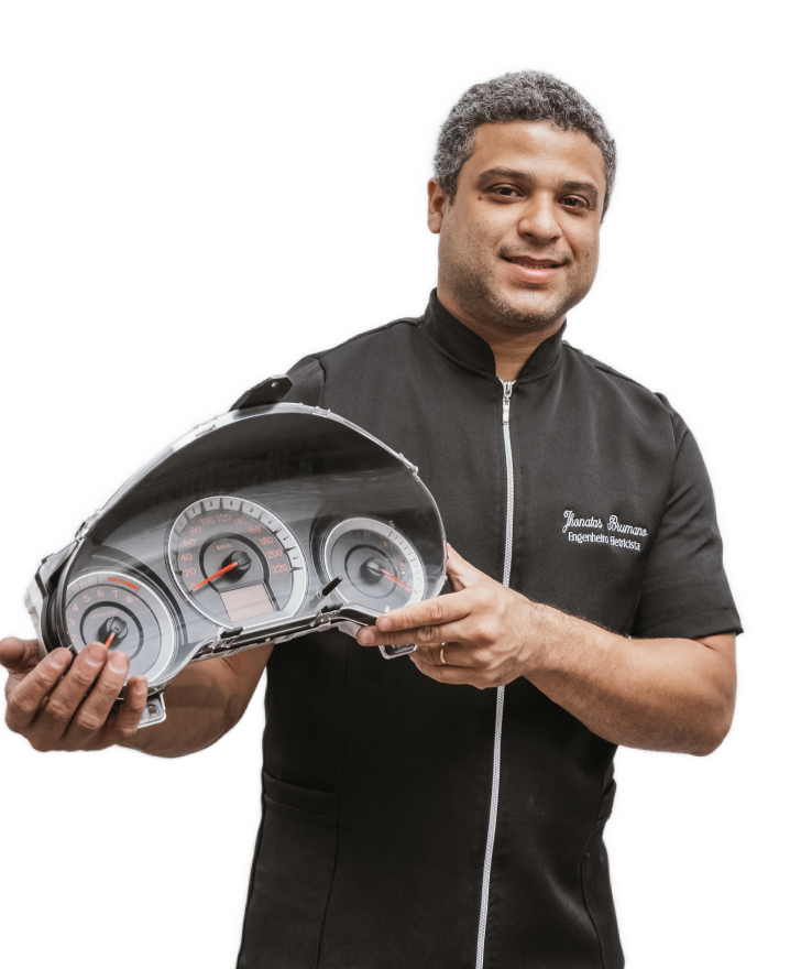 Pessoa segurando um painel de veículo